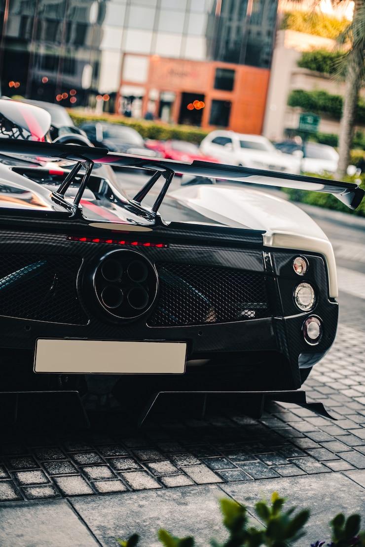 Foto gratuito vire negro del coche deportivo, tuberías de gas del motor, espacio en blanco para el número de registro.