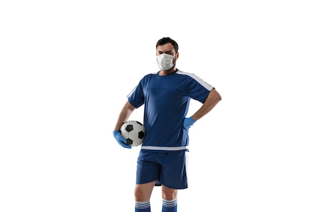 Virus de perforación. Fútbol, jugador de fútbol con máscara protectora y guantes.