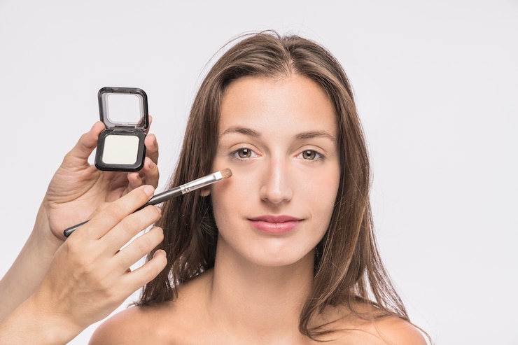 Foto gratuito visagista aplicando maquillaje a una mujer