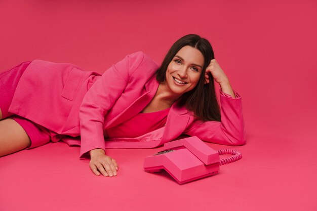 Visión delantera mujer posando con traje rosado