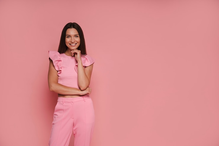 Foto gratuito visión delantera mujer posando con traje rosado