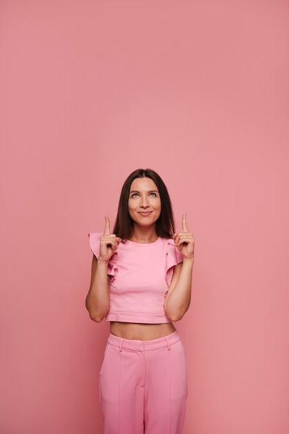 Visión delantera mujer posando con traje rosado