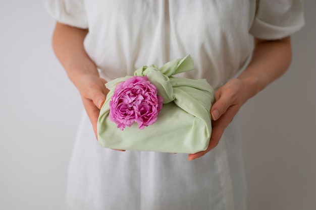 Visión frontal de una mujer con un paquete de furoshiki