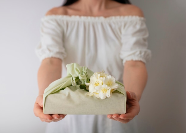 Visión frontal de una mujer con un paquete de furoshiki