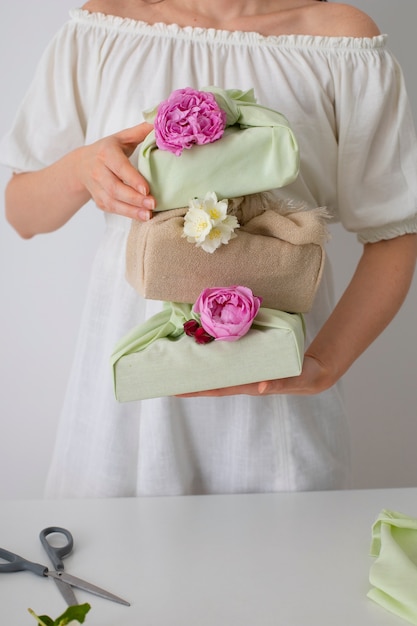 Visión frontal de una mujer con un paquete de furoshiki