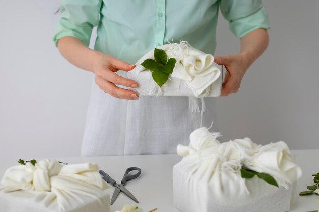 Visión frontal de una mujer con un paquete de furoshiki