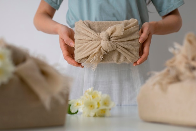 Visión frontal de una mujer con un paquete de furoshiki