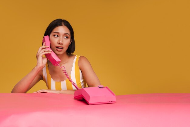 Visión frontal mujer posando con fondo rosado