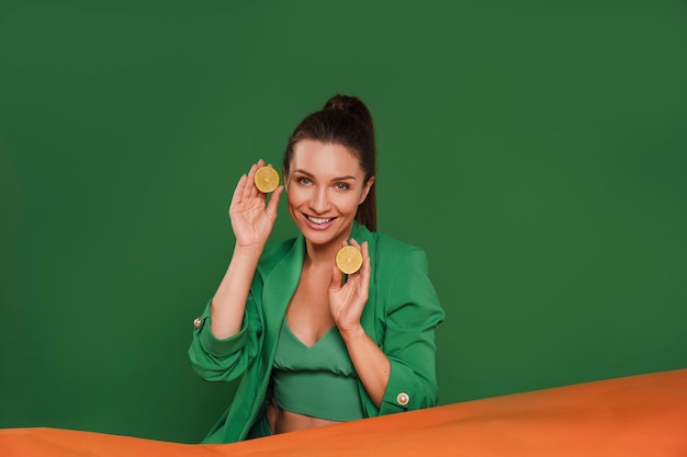 Foto gratuita visión frontal mujer posando con traje verde