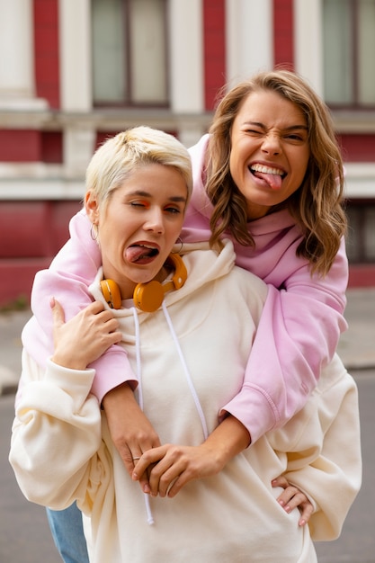 Foto gratuita visión frontal de mujeres posando juntas