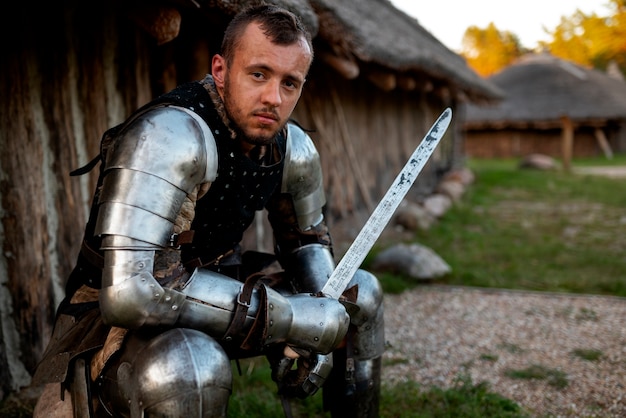 Visión lateral hombre posando como un soldado medieval