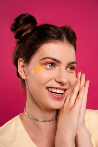 Visión lateral mujer con maquillaje gráfico de los ojos