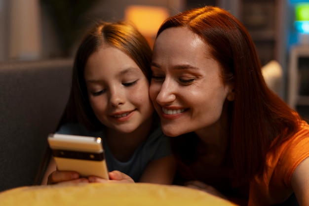 Foto gratuita visión lateral mujer y niño relajándose en casa