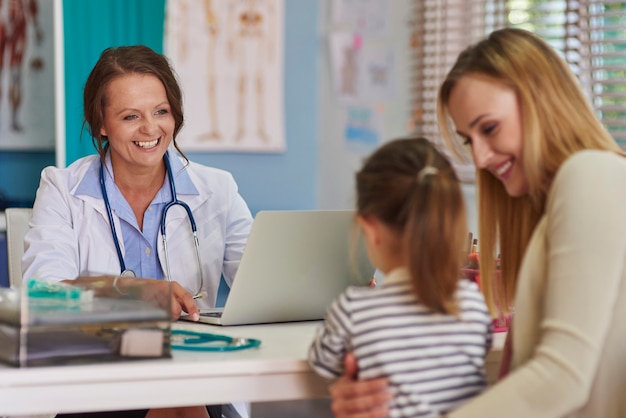 Foto gratuita la visita al médico no tiene por qué dar miedo