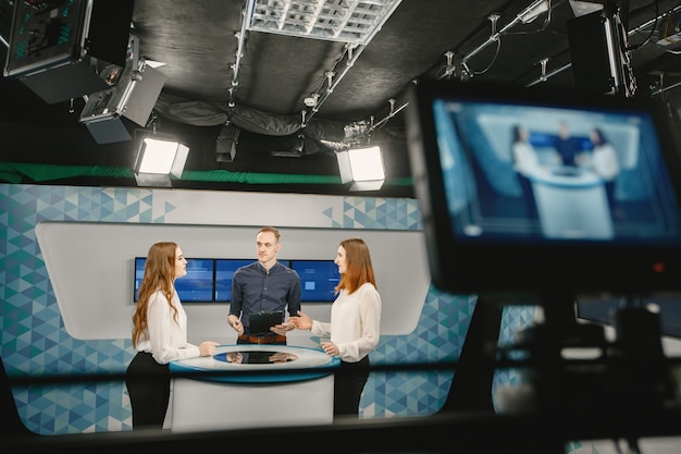 Visor de cámara de video - programa de grabación en estudio de TV - enfoque en la cámara.