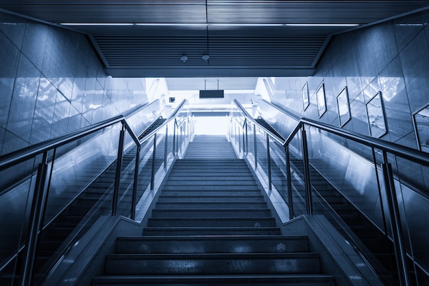 Vista desde abajo de las escaleras modernas