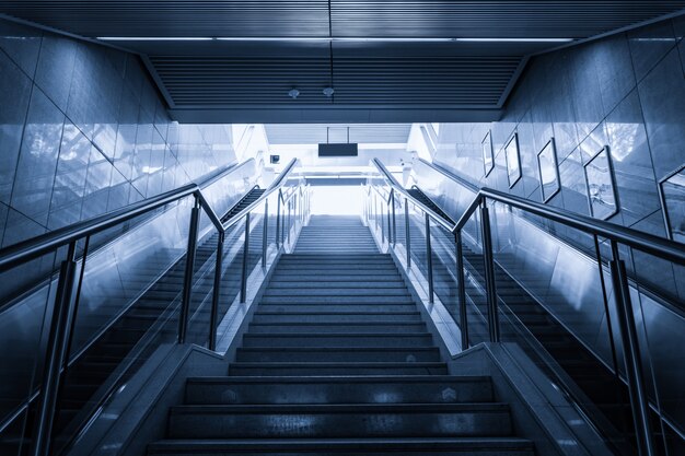 Vista desde abajo de las escaleras modernas