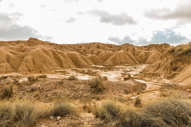 Vista de los acantilados del desierto bajo un cielo nublado