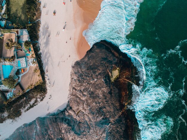 Vista aérea de un acantilado y la playa de arena en Brasil