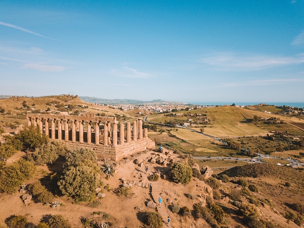 Foto gratuita vista aérea de la acrópolis en la cima de la colina.