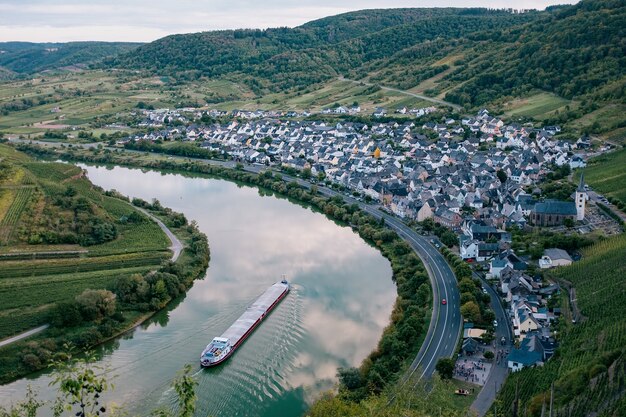 Vista aérea de la aldea vinícola de Bremm, Calmont, río Mosela, Renania-Palatinado