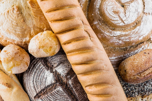 Vista aérea de baguette con panes horneados redondos