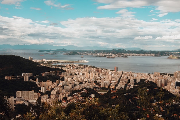 Vista aérea de la Bahía de Guanabara en Río de Janeiro, Brasil