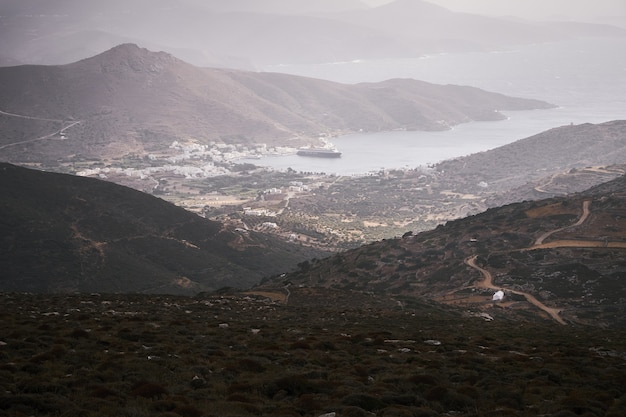 Vista aérea de la bahía de Katapola en la isla de Amorgos, Grecia