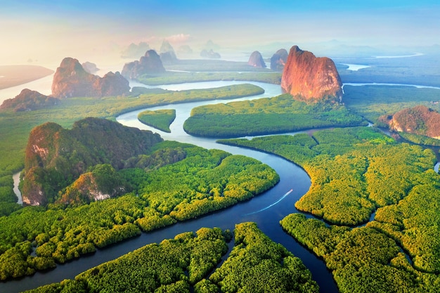 Vista aérea de la bahía de Phang Nga con montañas al amanecer en Tailandia.