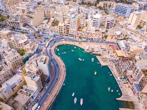 Vista aérea de la bahía de Spinola, St. Julians y la ciudad de Sliema en Malta