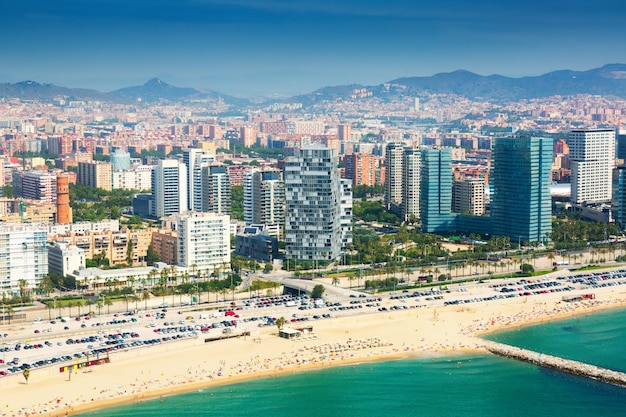 Foto gratuita vista aérea de barcelona desde la costa mediterránea