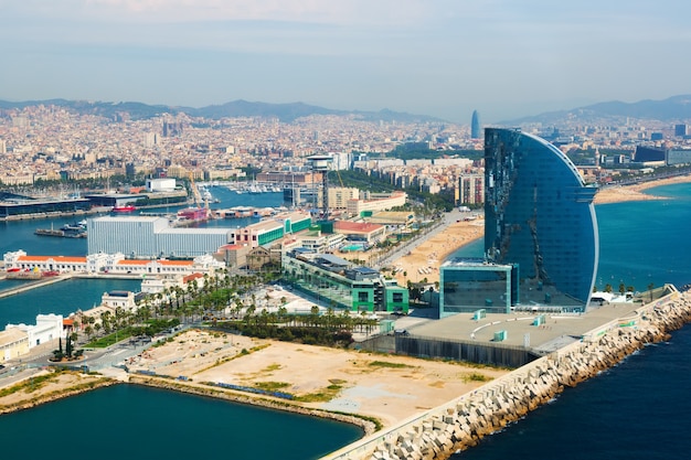 Vista aérea de Barcelona desde el mar