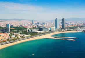 Foto gratuita vista aérea de barcelona desde el mediterráneo