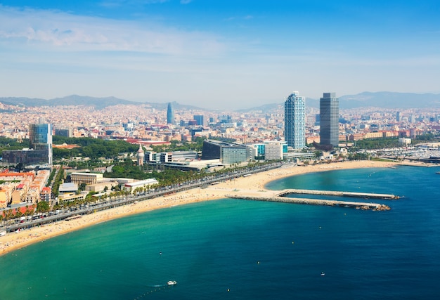 vista aérea de Barcelona desde el Mediterráneo