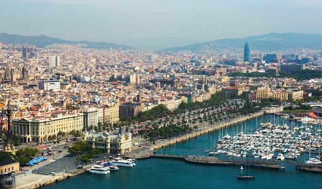 Vista aérea de Barcelona con puerto desde helicóptero