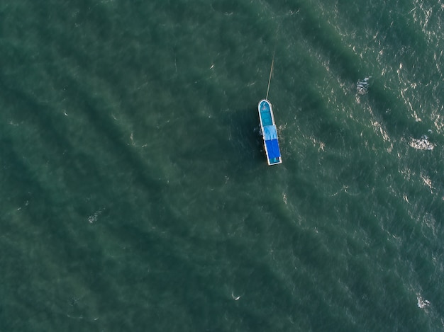 Vista aérea del barco de vacaciones en el océano azul