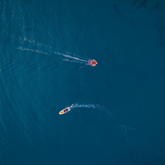 Vista aérea de barcos en el agua.