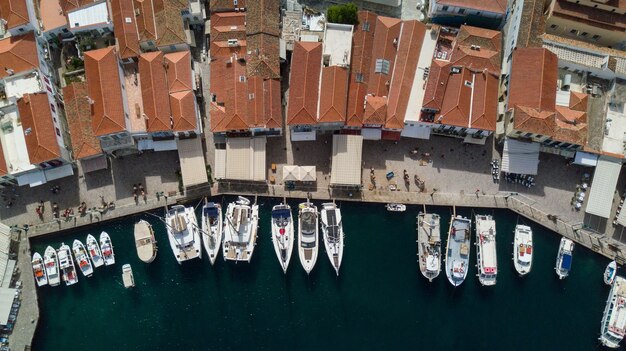 Vista aérea de los barcos en un puerto de la isla de Hydra en Grecia