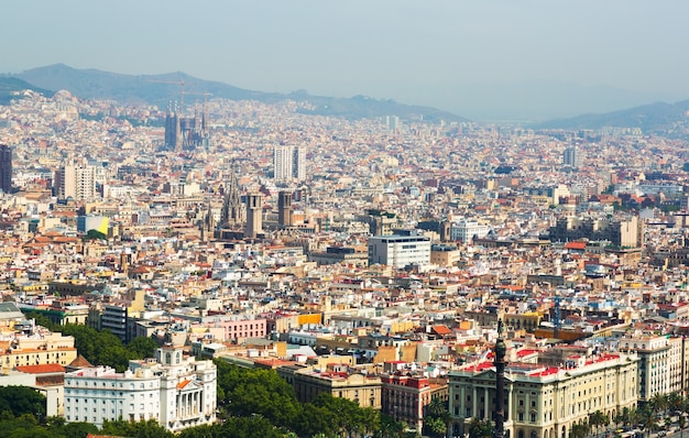 Vista aérea de barrios antiguos en Barcelona