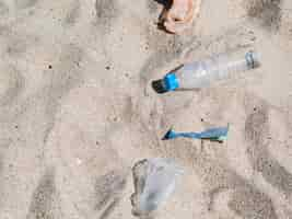 Foto gratuita vista aérea de basura plástica sobre arena en la playa