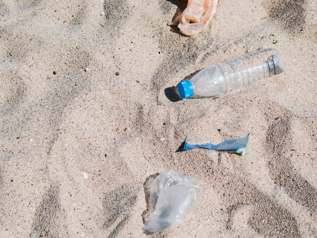 Vista aérea de basura plástica sobre arena en la playa