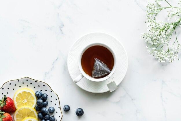 Vista aérea de bebida de té caliente y frutas