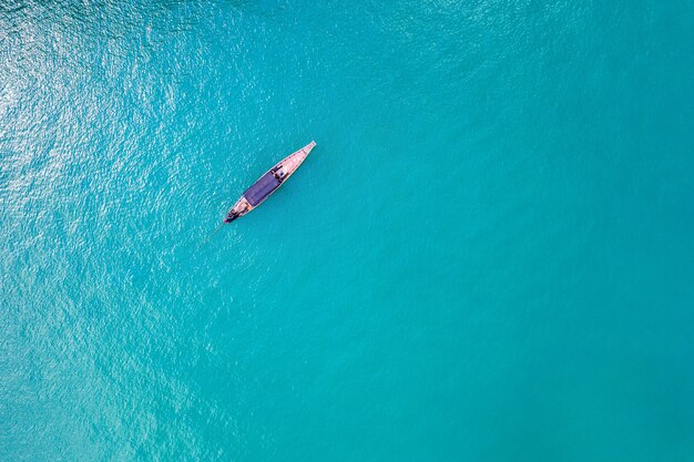 Vista aérea del bote de cola larga en el océano, Tailandia.
