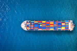 Foto gratuita vista aérea del buque de carga de contenedores en el mar.