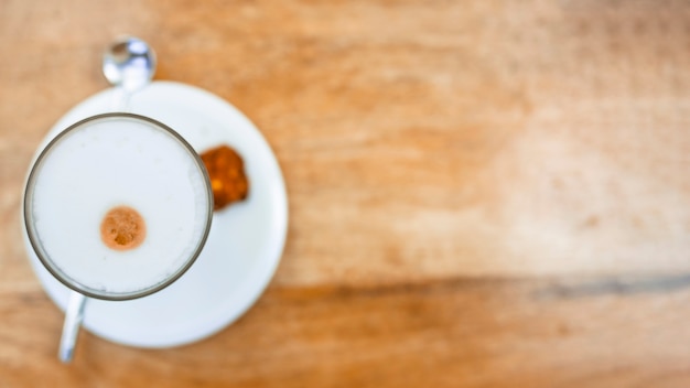 Foto gratuita vista aérea de café capuchino con espuma en un vaso transparente