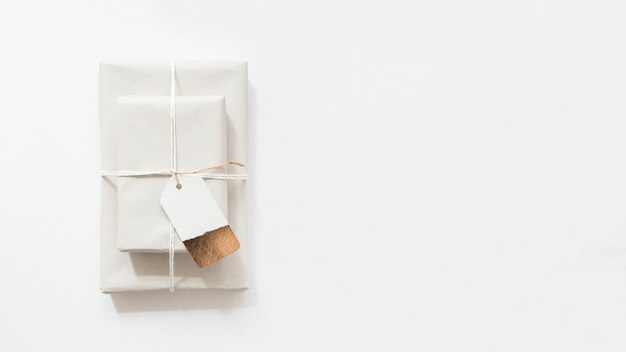 Una vista aérea de cajas de regalo con etiqueta aislada sobre fondo blanco