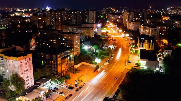 Vista aérea de la calle con coches por la noche.
