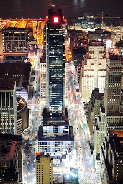 Vista aérea de la calle de Manhattan de Nueva York en la noche