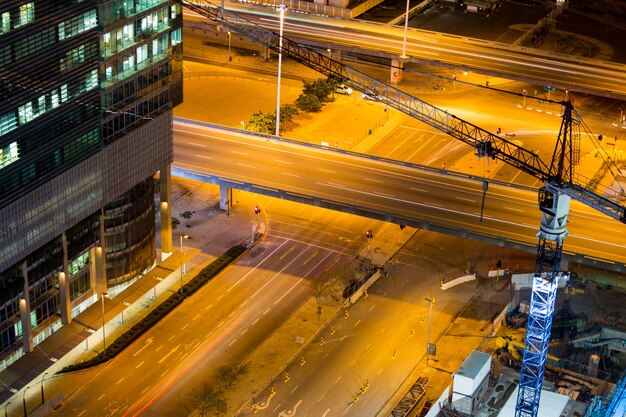 Vista aérea de calles y edificio de oficinas en el distrito de negocios