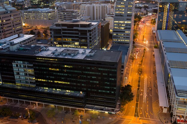Vista aérea de calles y edificio de oficinas en el distrito de negocios
